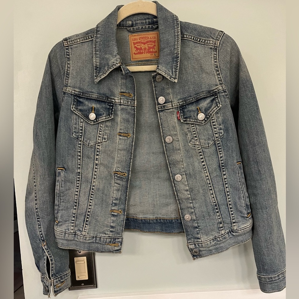Levi’s small denim jacket, fitted style. Blue, good condition - gently used.